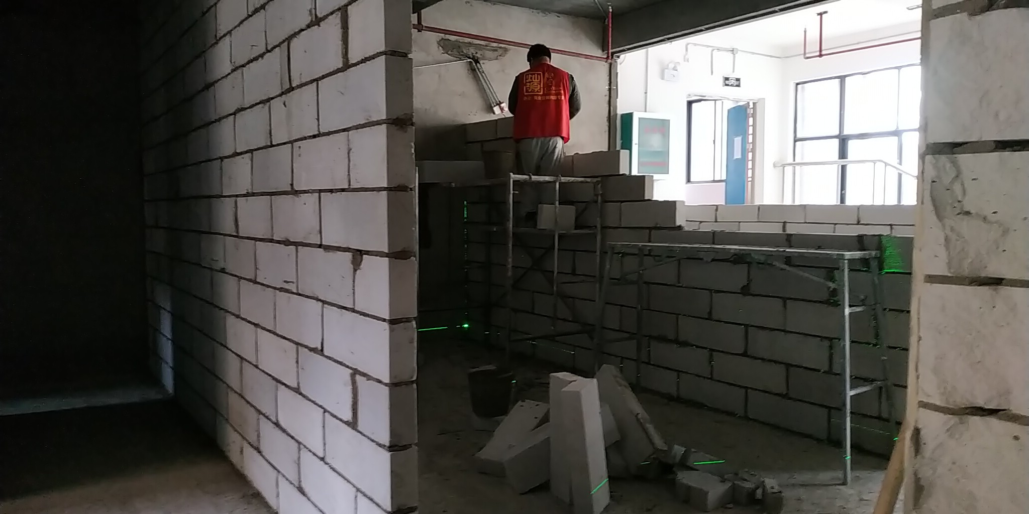 穗成礦業(yè)辦公室裝修現(xiàn)場(chǎng)施工盛況-燦源裝飾 穗成礦業(yè)辦公室裝修現(xiàn)場(chǎng)施工盛況-燦源裝飾